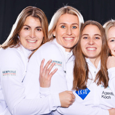 Curling-EM-Debut für Celine Schwizgebel - Curlingteam Hürlimann: v.l. Celine Schwizgebel (Lead), Melina Bezzola (Ersatzspielerin), Stefanie Berset (Second), Corrie Hürlimann (Skip) und Marina Loertscher (Third). FOTO: ZVG: WORLD CURLING / STEPHEN FISHER