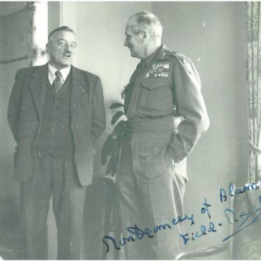 Die Schlacht von El Alamein, D-Day und eine Preisverleihung ohne Königin - Feldmarschall Montgomery weilte oft im Sporthotel Saanenmöser,
dessen Besitzer Rudolf Wehren ihn bei seinem Besuch 1946 willkommen heisst. Rechts unten sein Originalautogramm.
FOTO: PRIVATBESITZ FRANZ WEHREN JUNIOR