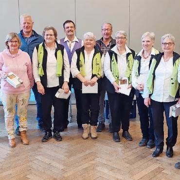 Klangvolle Zukunft für die Chöre im Berner Oberland - Die anwesenden geehrten Chormitglieder der Chorvereinigung Berner Oberland.   FOTO: RENATE LENGACHER