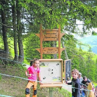 Zauber, zauberhaft, Alpenzauberweg - Bei diesem Posten erzählt Saani eine Alpensage.