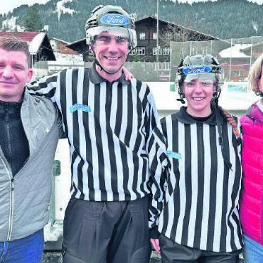 Keiner zu alt, um Eishockey zu spielen - Zwei der vier Schiedsrichter (Marco Romang und Melina Reuteler) sowie der Speaker Martin Rolli (links) und die Zeit nehmerin Esther Müller. FOTO: ZVG