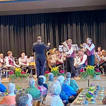 Musik-Zvieri – zwei Stunden Wohlbefinden für Körper, Seele und Geist - Zweimal Daniel von Siebenthal: Die beiden spielten «All That I Am» (William Himes) mit Cornet und Eufonium.