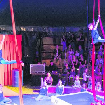 100 Jahre Schule Rütti – eine zirkusreife Jubiläumsfeier - Wunderschön waren die Kunststücke am Vertikaltuch.