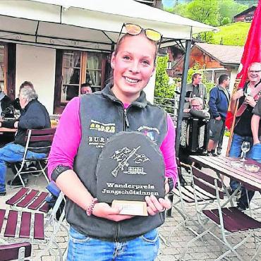 Die Vereinsfähnriche sind erkoren - Corinne Reichenbach, beste Jungschützin.