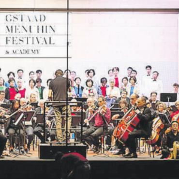 Gemeinsames Musizieren - Das Gstaad Festival Amateur Orchestra und der Seoul Cheong Chun Choir an einer Probe mit dem Dirigenten Kevin Griffiths. FOTOS: JOONYOUNG KIM
