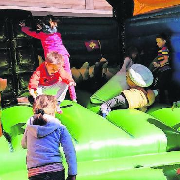 Frohes Eiertütschen und lebhaftes Osternäschtlisuchen - Kaum haben die Kinder die Hüpfburg entdeckt, rennen sie los, ziehen die Schuhe aus und hüpfen froh und munter drauflos. Die Zurufe der Eltern und vor allem der Grosseltern – «pass uf!» – hören sie nicht, und wenn, hüpfen sie unbekümmert weiter.
