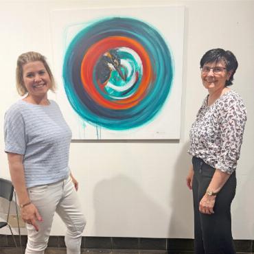 Mixed Media trifft Tradition – aus gutem Grund - Liessen sich die Vernissage nicht entgehen: v.l. Tanja Brunner, Verwaltungsdirektorin, und Petra Schläppi, Gemeinderatspräsidentin der Gemeinde Saanen.