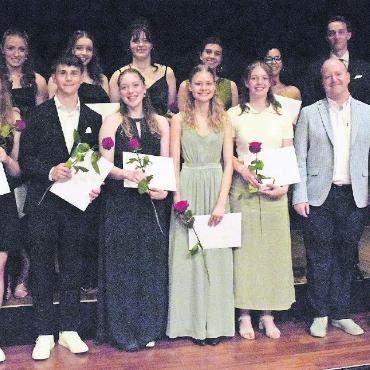 Frauenpower im Gymnasium Gstaad - V.l. Chiara Lanz, Saanenmöser, Sue Piller, Gsteig, Liam Zafalon, Gstaad, Silja Pfister, Zweisimmen, Janine Westemeier, Lauenen, Agnes Dubach, Oeschseite, Bianca Reichenbach, Saanen, Emilia Bach, Saanen, Lea Aellen, Lenk, Crystal Poenaru, Turbach, André Nobs, Klassenlehrer 24s, Moritz Wichman, Gstaad, Christoph Däpp, Schulleiter.