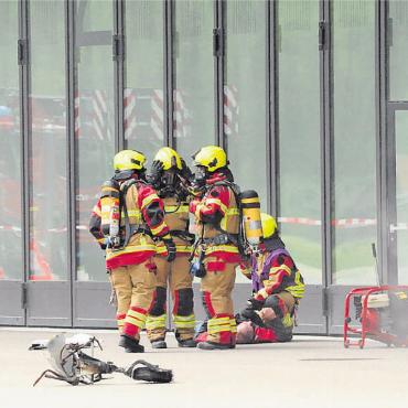 Das Unfallszenario liess den Atem stocken - Mit Atemschutzgeräten und in voller Montur planten die Feuerwehrleute die Suche nach weiteren Personen, nachdem ein Übungsopfer geborgen worden war.