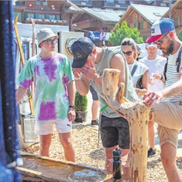 Einsatz, Ehrgeiz, Emotionen: EFG Swiss Open Gstaad 2022 - Der Trinkbrunnen im Village ist während den heissen Tagen begehrt.