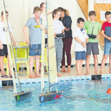 Traditionelle Veranstaltung wechselte von der Nacht ins Tageslicht und das GYC-Team gewann - Die Junioren beim Modellbootsegeln am Morgen.
