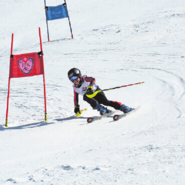 Grosser Erfolg der JFK-Skirennfahrer an den Schweizermeisterschaften der Internationalen Schulen - Louis Krebs auf dem Weg zu seinem Meistertitel!