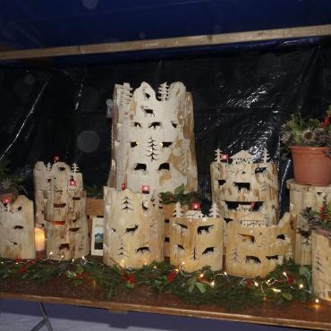 Ein helles Weihnachtslicht in der dunklen Winternacht