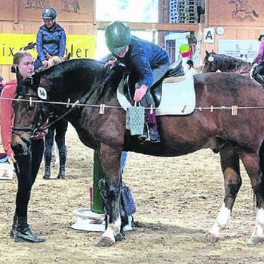 Gymkhana und Ride & Bike im Reitzentrum Simmenhof - Zum Glück hält das Pferd schön still.