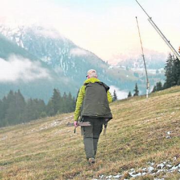 Sonne, Mond und Jäger - Wir pirschen durch die Reste des ersten zaghaften Schnees.