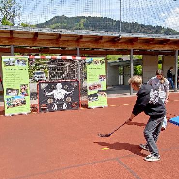 Der erste Tag der Sportvereine soll nicht der letzte sein - Turnverein Saanen-Gstaad – Unihockey, Geräteturnen, Leichtathletik – alles war bereit zum Ausprobieren!