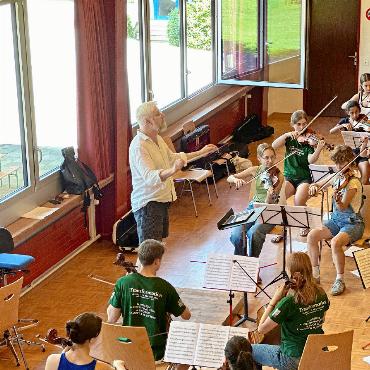 Gstaad Festival Youth Orchestra: ein jugendlichmusikalischer Hochgenuss - Matthias Kuhn mit dem Nachwuchs bei den Proben.