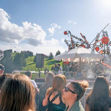 «Tolles Wetter, super Stimmung, gute Musik!» - Clair aus Bern heizt an den Reglern dem Publikum ein.