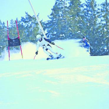 Zehn Jahre Kräftemessen im Auftrag der Freundschaft - …verrät die Geschwindigkeit der Skifahrerinnen.
