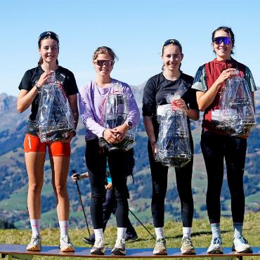 Sinja Reuteler begeistert den Rinderberg Adler - In jeder Kategorie gab es Etagèren mit Rindersujet zu gewinnen. Die Juniorinnen (von links): Juliana Kohler, Siegerin Sinja Reuteler, Lynn Marti, Gstaad (Dritte) und Anastasija Puric. FOTOS: MATTHIAS KURT