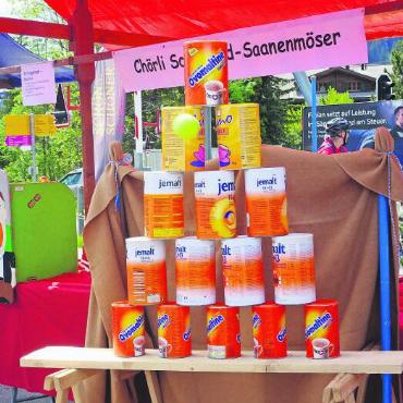 Das erste Schönrieder Dorffest war ein Volltreffer - Du kannst es nicht besser, aber länger: Büchsenschiessen und Schokokopfschleudern waren Trumpf am Stand des Chörlis Schönried-Saanenmöser. FOTOS: VRENI MÜLLENER