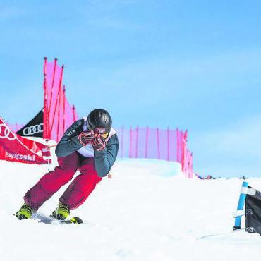 Björn Brand ist Schweizer «Schneesportkönig» - Marco Haldi mit der bei Odermatt abgeschauten Hockeposition während des Skicross.