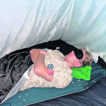Offroadrennen mit dem Motorrad und Turnfest in all seinen Facetten - Gehört zum Turnfest wie das Turnen selbst: Übernachten im Zelt, gern auch mit zusätzlichen Schutzmassnahmen wie Augenmaske und Ohrstöpsel. Wobei die Nächte eher kurz sind.