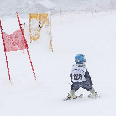Priscillia Zumstein und Daniel Schenk sind Lauener Ski-Clubmeister 2026 - Ein Schoggola-Junior bahnt sich den Weg durch den Schnee.