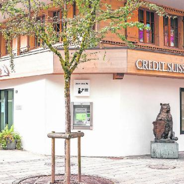 CS Gstaad: Wechselt das Team zu EFG? - CS-Angestellte verlassen die Credit Suisse in Gstaad. FOTO: KEREM MAURER