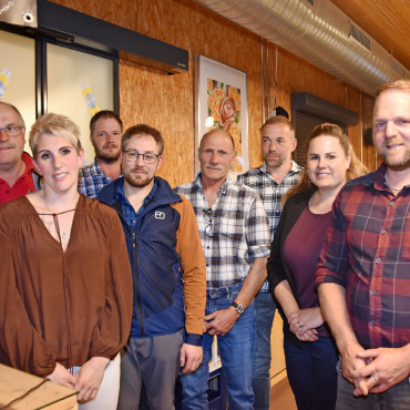 Die Landi Simmental-Saanenland ist solid unterwegs - Der Vorstand (von links): Christoph Bach, Flavia Gfeller (Sekretärin), Adrian Siegfried (Vizepräsident), Adrian Tschabold, Christian Beetschen, Jörg Ueltschi, Sara Eschler, Jonathan Trachsel (Präsident). FOTOS: ANITA MOSER