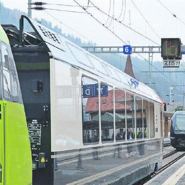 Umspuranlage Zweisimmen - Die Zuglokomotive der BLS nach dem Abkoppeln vom restlichen Gespann (rechts) vor dem Umspuren.
