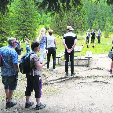 Seit 25 Jahren im Einsatz für den Lauener Wald - Das Alphorntrio empfängt die Gesellschaft mit wunderbaren Klängen.