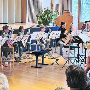 Schülerkonzerte – eine bedeutende Herausforderung - Schülerkonzert der Gitarrenklasse von Mathilde Chiappone. FOTO: ZVG