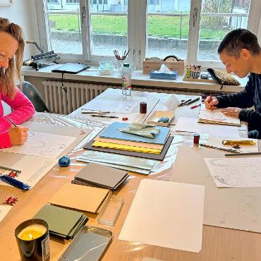 Symbiotisch – Wenn der Literarische Herbst künstlerisch skizziert wird - Kreative Aufwärmübungen im Atelier.
