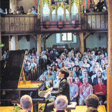 «Leistungs»-Crescendo - Eine rappelvolle Kirche Saanen lauscht gebannt den Klängen des jungen Pianisten. FOTOS: RAPHAEL FAUX/GSTAADPHOTOGRAPHY.COM