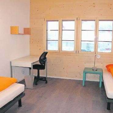 Mit Schreibtisch, Bett und Tresor - Zu jedem Bett gibt es einen Schreibtisch und einen Schrank. FOTOS: ZVG