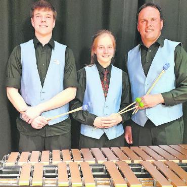 Musikalische Leckerbissen an der Brass Gala Night in Schönried - Die Perkussions-Solisten bei «Tea for Two». In der Brass Band Harmonie Saanen sind sie die wichtigen musikalischen «Taktangeber» – (von links) William Zahler seit sechs Jahren, Milena Matti seit eineinhalb Jahren und Lukas Oberholzer seit 30 Jahren. FOTOS: LÉONIE MÜLLER