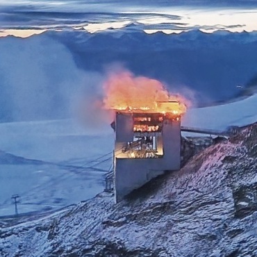 Brand auf dem Glacier 3000: Betriebsleiterin wurde freigesprochen - Die Kosten für den Wiederaufbau beliefen sich auf 30 Millionen Franken.  (Foto: zVg)