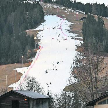 So gehen Europacuprennen in Gstaad - Die Hublen-Piste am Montagmorgen überraschte sowohl Fahrer als auch Trainer. Auch wenn die Umgebung nicht viel Winterliches hatte, konnte professioneller Schneesport betrieben werden. FOTO: JENNY STERCHI