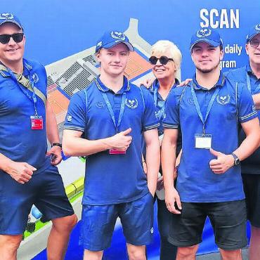 Lasst die Korken knallen: Das war das Swiss Open Gstaad 2023 - Die Helferdelegation aus Darmstadt: Yulia Sutormina, Thorsten Hermann, Marvin Brinkmann, Sabi‑ ne Welsch, Luis Ritter, Ulli Emig, Bernd Schäfer. Einige von ihnen kommen bereits seit Jahren zum Tennisevent nach Gstaad. FOTO: ZVG