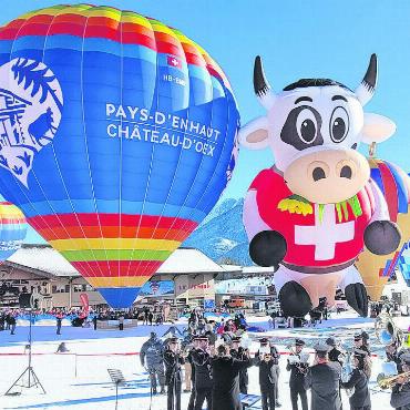 Ein XXL-Ballon für Château-d’Oex - Die beiden Neuheiten der diesjährigen Ausgabe: Der neue riesige Heissluftballon inklusive seines kleinen Bruders kurz vor ihrer offiziellen Taufe...