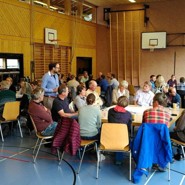 Das Forum 2022 in Lauenen stösst auf reges Interesse - Das Teilprojekt «Lauenenseestrasse» gab unter den Anwesenden am meisten Gesprächsanlass.Foto: zvg