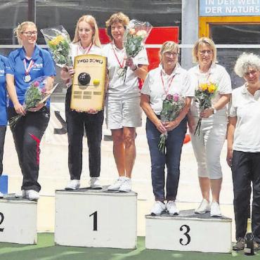 Gold und Bronze für den Bowls Club Gstaad an der Schweizermeisterschaft! - Podest Schweizermeisterschaft Damen: (von rechts) Simone und Noëlle Iseli vom Bowls Club Gstaad 1 belegten den 4. Rang. Auf den weiteren Plätzen: Bowls Club Uzwil 1 (3. Rang), Bowls Club Jungfrau 1 (1. Rang), Bowls Club Thun 1 (2. Rang).