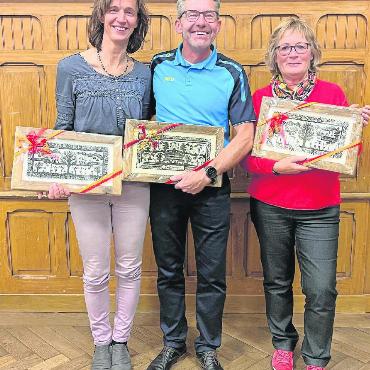 «Mir hei e Verein, i ghöre derzue» - Die neuen Ehrenmitglieder Dana und Christian Berchten sowie Anita Moser (rechts).