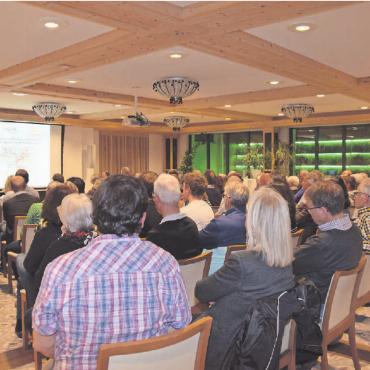 Nächster Meilenstein ist die Überbauungsordnung - Das fünfte Schönrieder Dorfgespräch stiess auf grosses Interesse, über 90 Personen strömten am Gründonnerstagabend ins Hotel Ermitage. FOTOS: ANITA MOSER