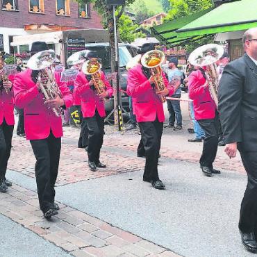 Doppelsieg der Brass Band «Harmonie» Saanen an den Berner Oberländischen Musiktagen - Auf der Parademusik mit Hanspeter Janzi, der den abwesenden Michael Bach am Nachmittag ersetzte.