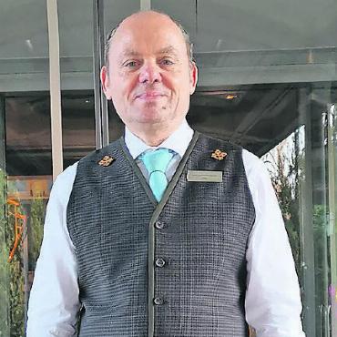 «Die Clefs d’Or tragen in einem Hotel eine überragende Rolle» - Das Erkennungszeichen der Mitglieder des internationalen Berufsverbands der Hotel-Concierges: eine Art Insigne in Form von zwei vergoldeten, übereinander gekreuzten Schlüsseln, die der Concierge auf seiner Uniform trägt. Hier Olivier Desbois vom Le Grand Bellevue Gstaad.