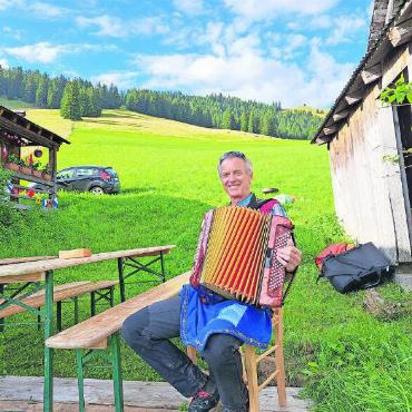 Mit Alphorn, Lampions und Leidenschaft – Nationalfeiertag im Saanenland - FOTOS: ANDREA ROMANG