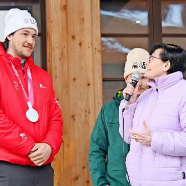 Willkommen zurück, «Silber-Fäbu»! - Petra Schläppi überbringt die Gratulation der Gemeinde Saanen.