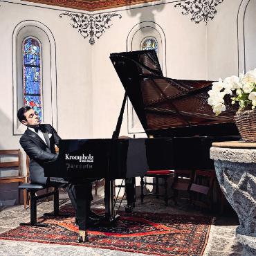 Zusammenspiel von Konzentration und Hingabe - Jean-Paul Gasparian in der Kapelle Gstaad. FOTO: SOMMETS MUSICAUX